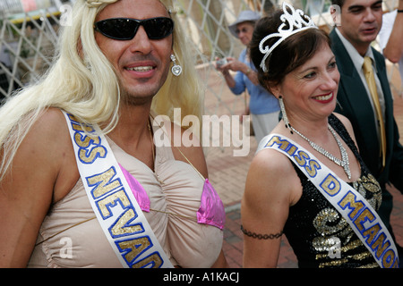 Florida Coconut Grove, King Mango Strut, parade annuelle de satire, drôle, humour, humoristique, humour, humoristique, spoof, parodie, homme habillé en drag, belle reine, visiteur Banque D'Images