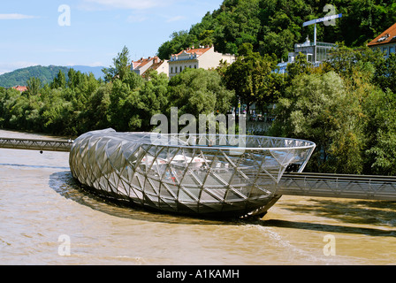 Acconci île dans la rivière Mur Graz capitale de la Styrie Autriche Banque D'Images