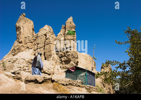 Mère des villes Balkh AFGHANISTAN man walking de culte anciens murs de Balkh la plupart du temps construit dans la période timuride Banque D'Images