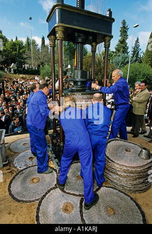 Remplissage hommes brisé olives dans une machine de compression traditionnels, village Martos, Jaen province, Andalusia, Spain, Europe Banque D'Images