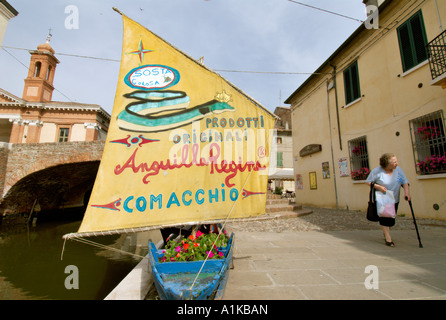 Comacchio Italie bateau de pêche décoratif annonce un restaurant spécialisé dans l'anguille spécialité de la région Banque D'Images