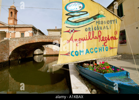 Comacchio Italie bateau de pêche décoratif annonce un restaurant spécialisé dans l'anguille spécialité de la région Banque D'Images