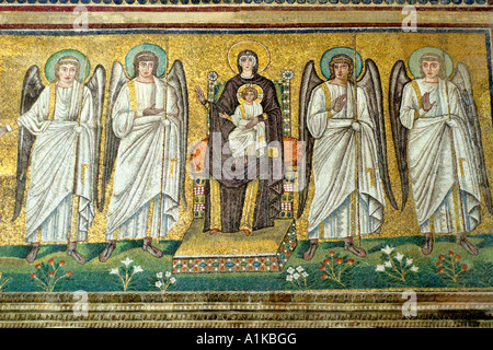 Ravenna Italie intronisé Marie avec l'ange 6e C ANNONCE mosaïques dans la Basilique de Sant Apollinare Nuovo Banque D'Images