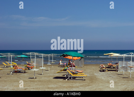 Plage de Larnaca à Chypre, en regardant la mer avec le soleil en face Banque D'Images