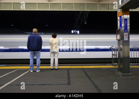 Le train à grande vitesse à travers la station d'Odawara, Japon Banque D'Images