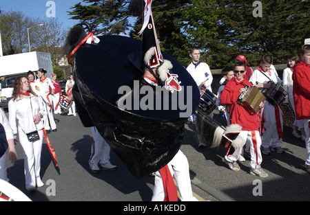 Obby Oss 'procession dans les rues de Padstow Cornwall on peut jour UK Banque D'Images