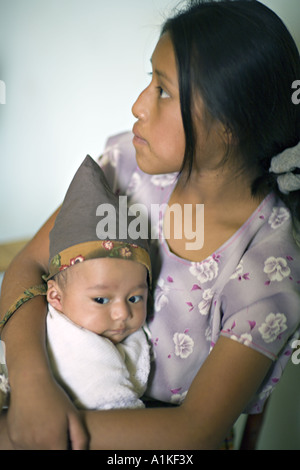 GUATEMALA SAN PEDRO LA LAGUNA peuples mayas Tzutujil adolescente babysits son petit frère Banque D'Images