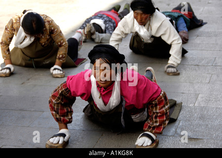 Pèlerins tibétains prier sur le chemin de la monastère Jokhang à Lhassa 18 OCT 2006 Banque D'Images