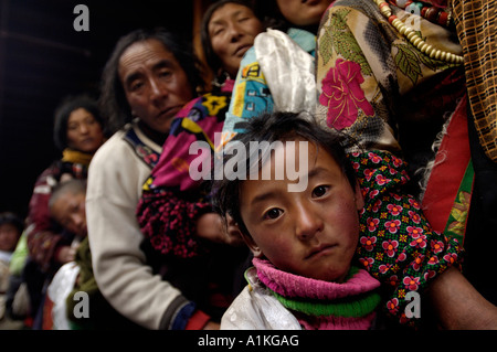 Pèlerins tibétains line jusqu'à rendre hommage à la Temple du Jokhang à Lhassa Tibet Chine 19 OCT 2006 Banque D'Images