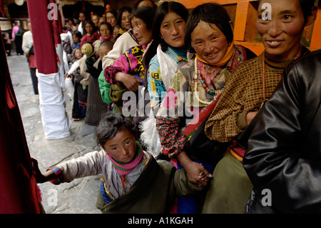 Pèlerins tibétains line jusqu'à rendre hommage à la Temple du Jokhang à Lhassa au Tibet 18 OCT 2006 Banque D'Images