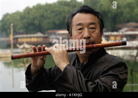 Les résidents de Pékin jouer d'instruments de musique folklorique chinois Banque D'Images