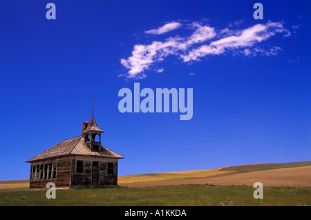 Déserté et abandonné le lin one room school house près de Winfield Montana Banque D'Images