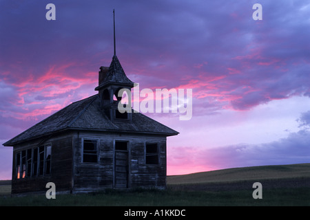 Déserté et abandonné le lin one room school house près de Winfield Montana au coucher du soleil Banque D'Images