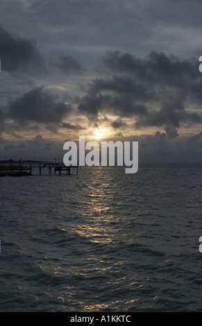 Un lever du soleil sombre avec une touche d'arrêt de la jetée de Marathon, Floride. Banque D'Images