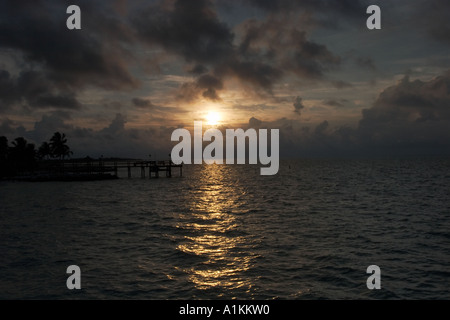 Un lever du soleil sombre avec une touche d'arrêt de la jetée de Marathon, Floride. Banque D'Images