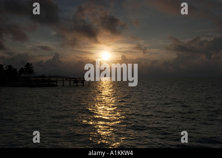 Un lever du soleil sombre avec une touche d'arrêt de la jetée de Marathon, Floride. Banque D'Images