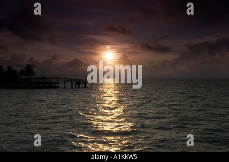 Un lever du soleil sombre avec une touche d'arrêt de la jetée de Marathon, Floride. Banque D'Images