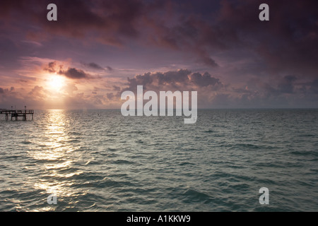 Un lever du soleil sombre avec une touche d'arrêt de la jetée de Marathon, Floride. Banque D'Images