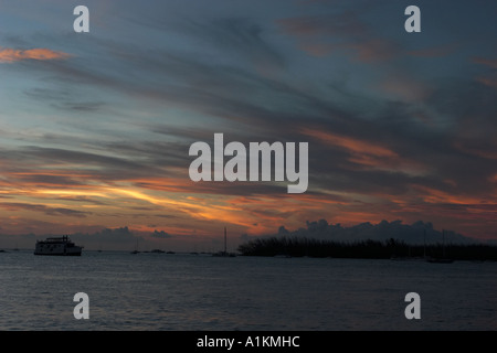 Un coucher du soleil sombre au large de Key West en Floride. Banque D'Images