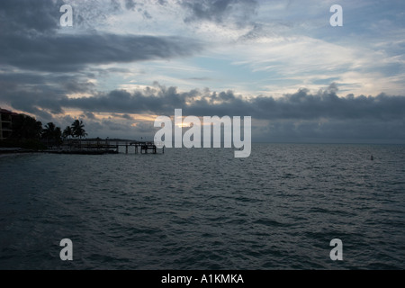 Un lever du soleil sur l'océan au large de Key Marathon, Floride. Banque D'Images