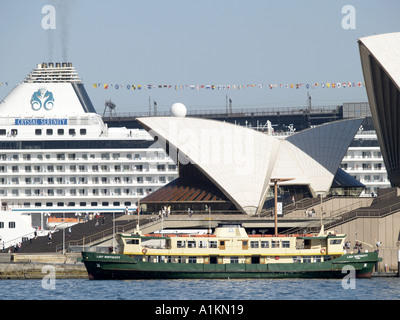 Paquebot de croisière Crystal serenity arrive sur le port de Sydney et se prépare à quai à Sydney Cove, New South Wales australie Banque D'Images