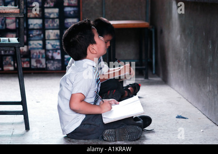 Inde New Delhi Majnu Ka Tila camp de réfugiés tibétains de jeunes étudiants dans une salle de classe à l'école tibétaine Banque D'Images