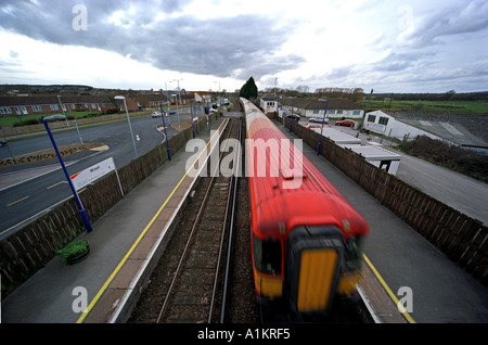 Un train arrivant en gare de laine en Grande-Bretagne Dorset UK Banque D'Images