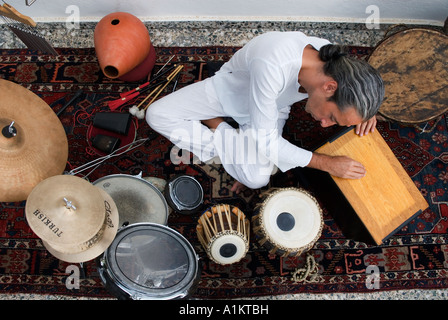 Musicien est assis entouré de ses instruments à percussion Banque D'Images