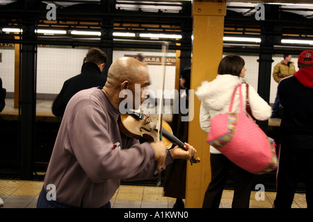 Jouant du violon pour l'argent dans le métro à Paris Banque D'Images