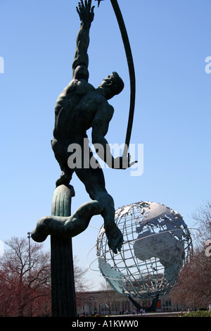 Sculpture de la fusée lanceur et l'Unisphere à l'exposition universelle 1964, 1965 site NYC Banque D'Images