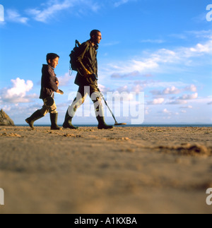 Le père et le fils à la recherche de trésors avec détecteurs de métal à 3 Baie de falaises sur la péninsule de Gower, dans le sud du Pays de Galles UK KATHY DEWITT Banque D'Images