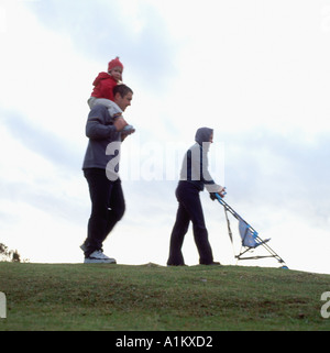 Couple avec enfant et poussette South Wales UK Banque D'Images