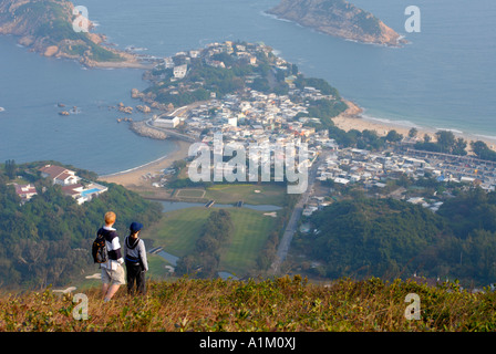 Randonneurs sur le sentier de retour du Dragon populaires surplombant le village de Shek-O Hong Kong Banque D'Images