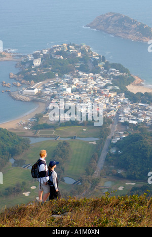 Randonneurs sur le sentier de retour du Dragon populaires surplombant le village de Shek-O, Hong Kong Banque D'Images