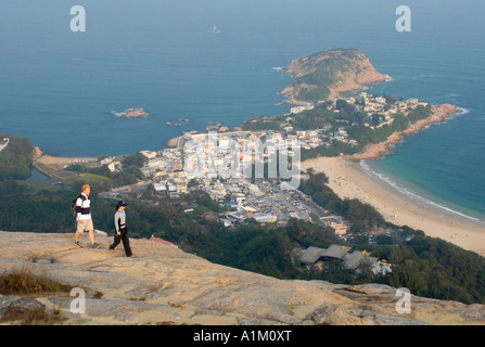 Les randonneurs près de la piste de retour du Dragon sur le village de Shek-O, Hong Kong Banque D'Images