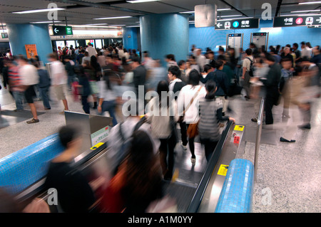 Rush hour foule à l'Amirauté, échange MTR Hong Kong, Chine Banque D'Images