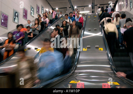 Rush hour foule à l'Interchange MTR Central, Hong Kong, Chine Banque D'Images