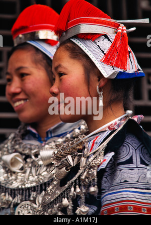 Miao Gejia filles en costume traditionnel Chine Guizhou Banque D'Images