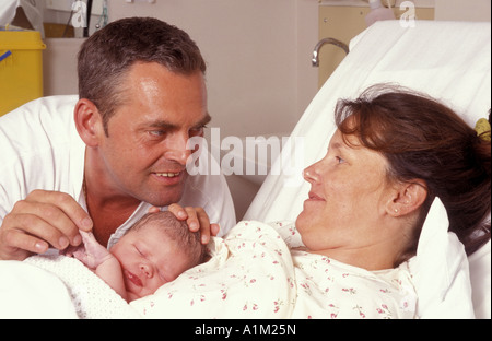 Heureux couple holding newborn baby juste après la naissance de l'hôpital Banque D'Images