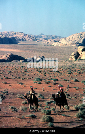 La Jordanie. Wadi Rum. Royal Jordanian deux patrouilles de police du désert le désert à dos de chameau Banque D'Images