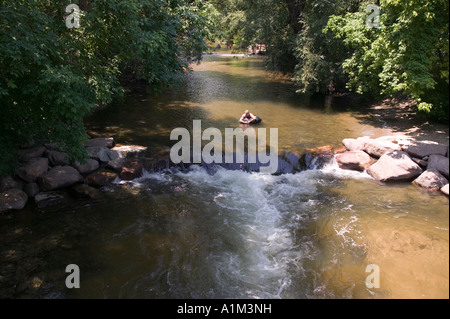 L'homme sur une rivière flottant sur un tube intérieur du caoutchouc à Boulder au Colorado Banque D'Images