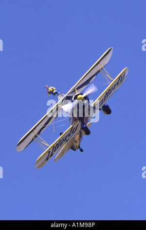 Un Boeing75N1 Stearman piloté par l'équipe de papillon Wingwalking. Banque D'Images