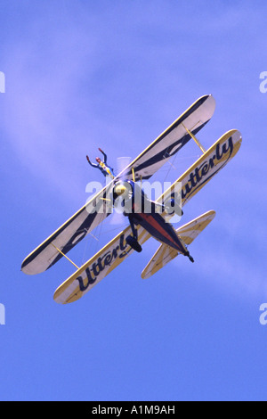 Un Boeing75N1 Stearman piloté par l'équipe de papillon Wingwalking. Banque D'Images