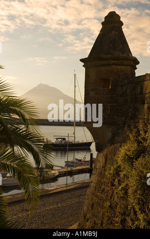 Port avec île volcanique de Pico, Faial Horta, au-delà, l'île des Açores, Portugal Banque D'Images