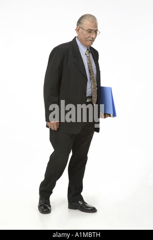 ANG201197 Ancien dossier d'exploitation de l'homme dans sa main et la marche à pied portant cravate costume specs lunettes lunettes chaussures MR 703B Banque D'Images