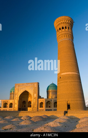 Minaret Kalon et Mir-i-arab Madrassah, Boukhara, Ouzbékistan. Banque D'Images