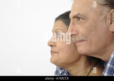 Senior citizen indiennes face côté couple sur fond blanc - 201299 Banque D'Images