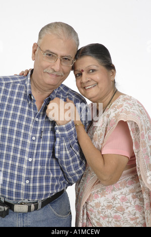 Couple Senior citizen indien sur fond blanc Banque D'Images