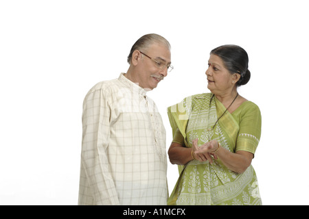 Couple Senior citizen indien sur fond blanc Banque D'Images