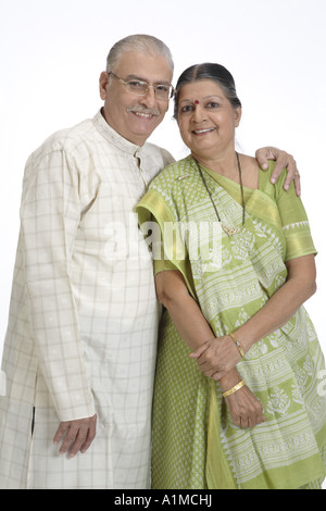 Heureux couple senior citizen indien sur fond blanc Banque D'Images